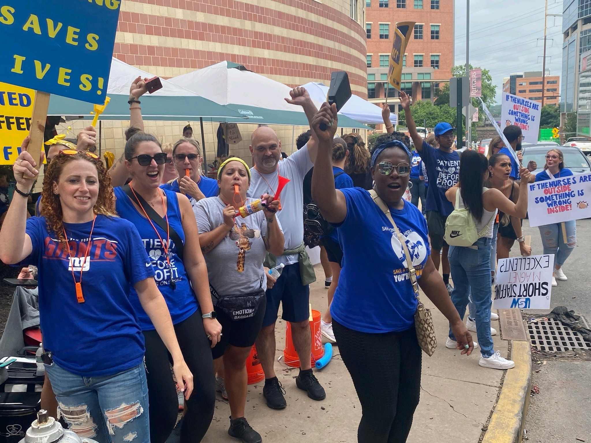 Community Shows Support for Striking Nurses in a Heartwarming Display of Love – Insider NJ